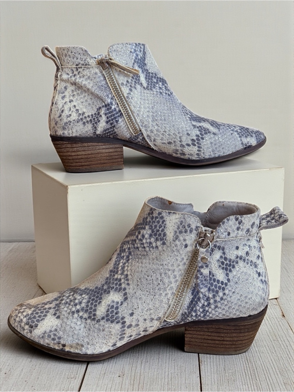 Vince Camuto Tricera Snakeskin Print Leather Ankle Booties Western Zip Heel 8.5